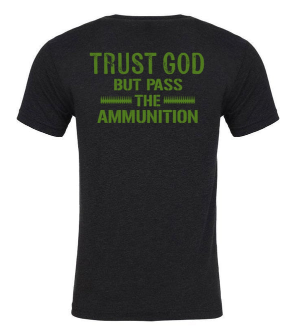 Trust God but pass the ammo (Black) - Men's T-Shirt